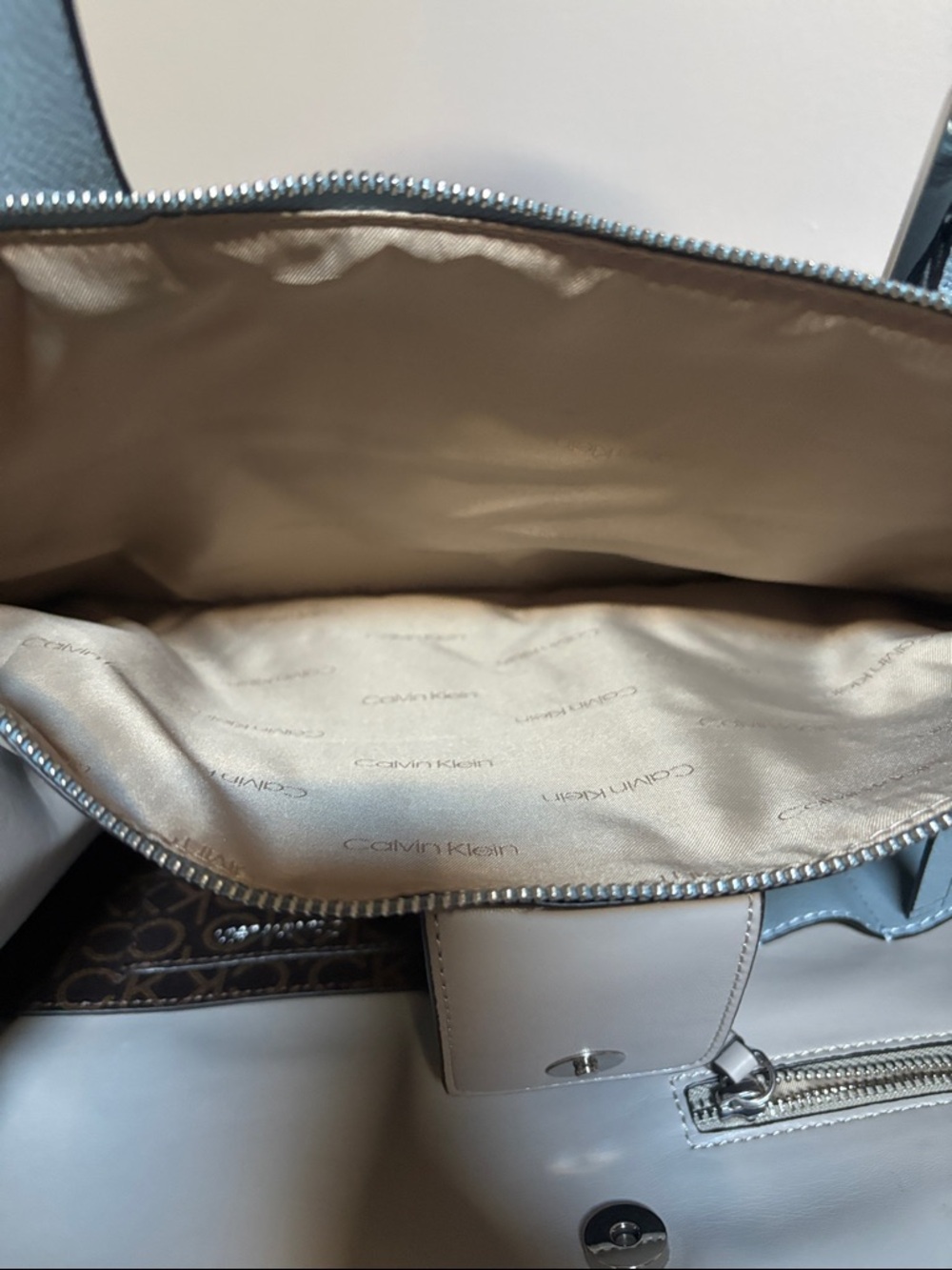 Calvin Klein commuter tote powder blue. - Picture 8 of 16